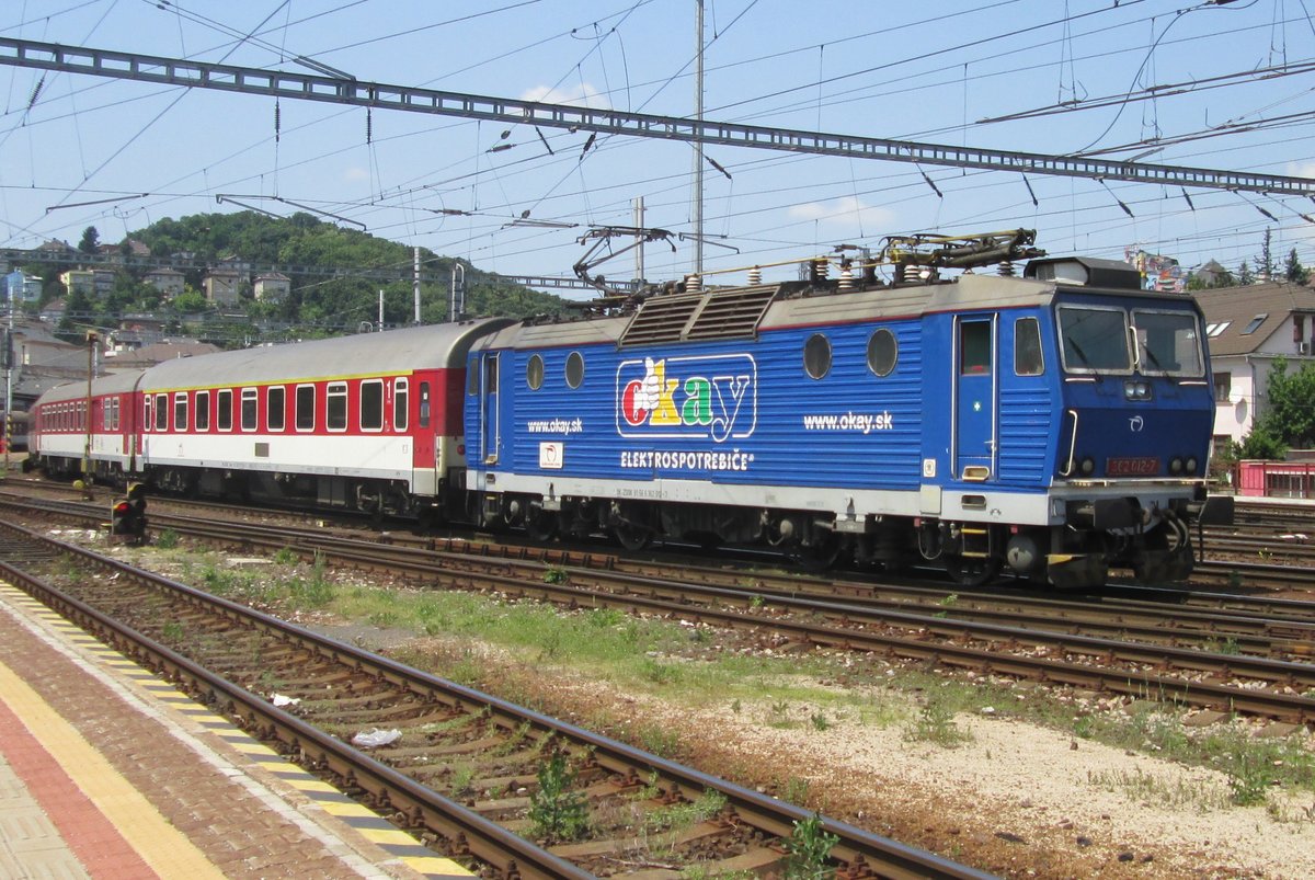 Am 2.Juni 2015 verlässt 362 012 mit ein Regionalzug Bratislava hl.st.