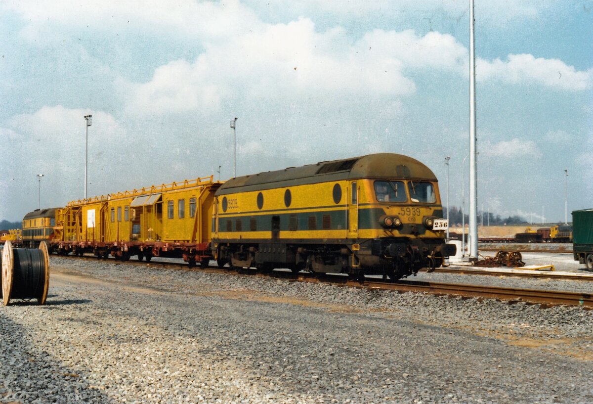Am 3 April 1996 steht NMBS/SNCB 5939 mit ein Bauzug bei Saint-Druont w�hrend die Bau der Belgische HSL LInie-2 Bruxelles-Midi <=> Li�ge-Guillemins.