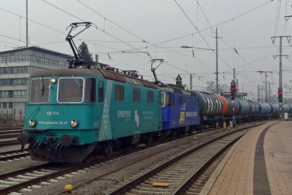 Am 3 Januar 2020 treft Widmer Rail, ex-CrossRail, ex-Rehgionalverkehr Mittelland 430 114 mit ein Kesselwagenzug in Singen (Hohentwiel) ein.