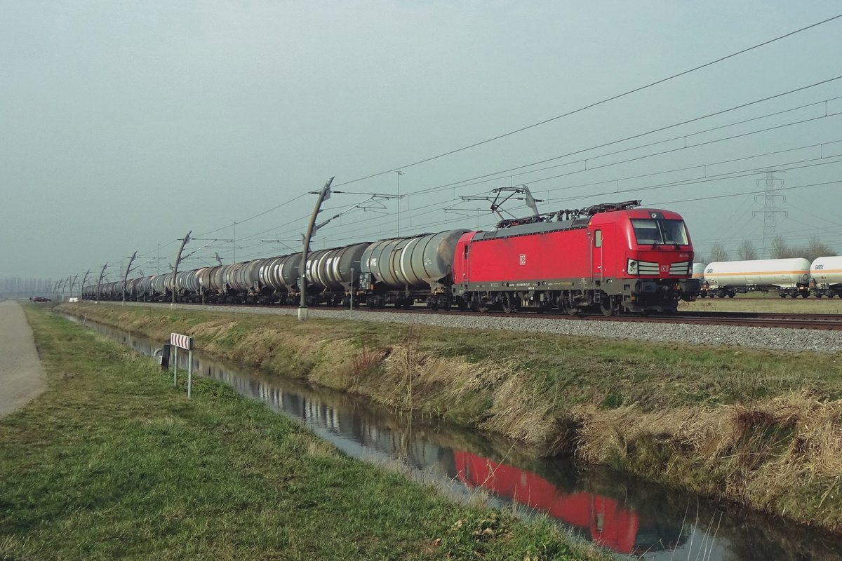 Am 3 März 2021 durchfahrt ein Kesselwagenzug mit 193 378 an der Spitze Valburg.