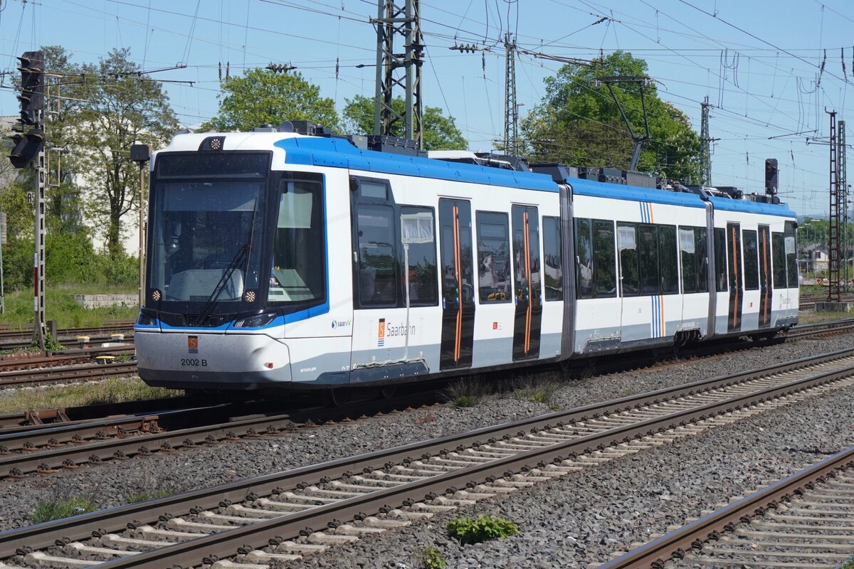 Am 30 April 2026 ist SaarBahn Strassenbahn 2002 weit entfernt von deren normalen Habitat wann sie als testfahrt ins Ruhrpott (!) der bahnhof Neuwied durchfahrt.