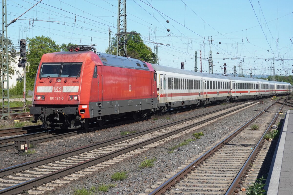 Am 30 April 2026 zieht 101 134 ein umgeleiteter InterCity nach K�ln HBf durch Neuwied. Das entg�ltiger Abschied von IC-1 droht n�her und soll am 10 Oktober in und um Wiesbaden stattfinden laut DB. 