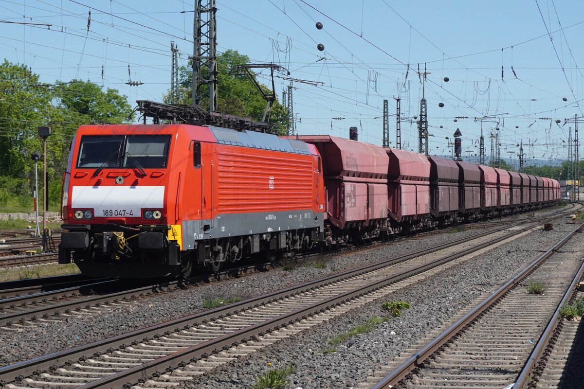Am 30 April 2026 zieht DB cargo 189 030 der Leererzzug aus Dillingen (Saar)  nach Rotterdam durch Neuwied. Der Differenz zwischen ein leeren und ein beladener Erzzug lasst sich rasch ansehen: der Leerzug kann durch ein Lok der Reihe 189 gezogen werden, wo ein beladener Erzzug immer zwei 189er ben�tigen. Der Leergarnitur fahrt immer nordw�rts nach Rotterdam; der beladener Dillinger Erzzug immer ins Osten bzw S�den.