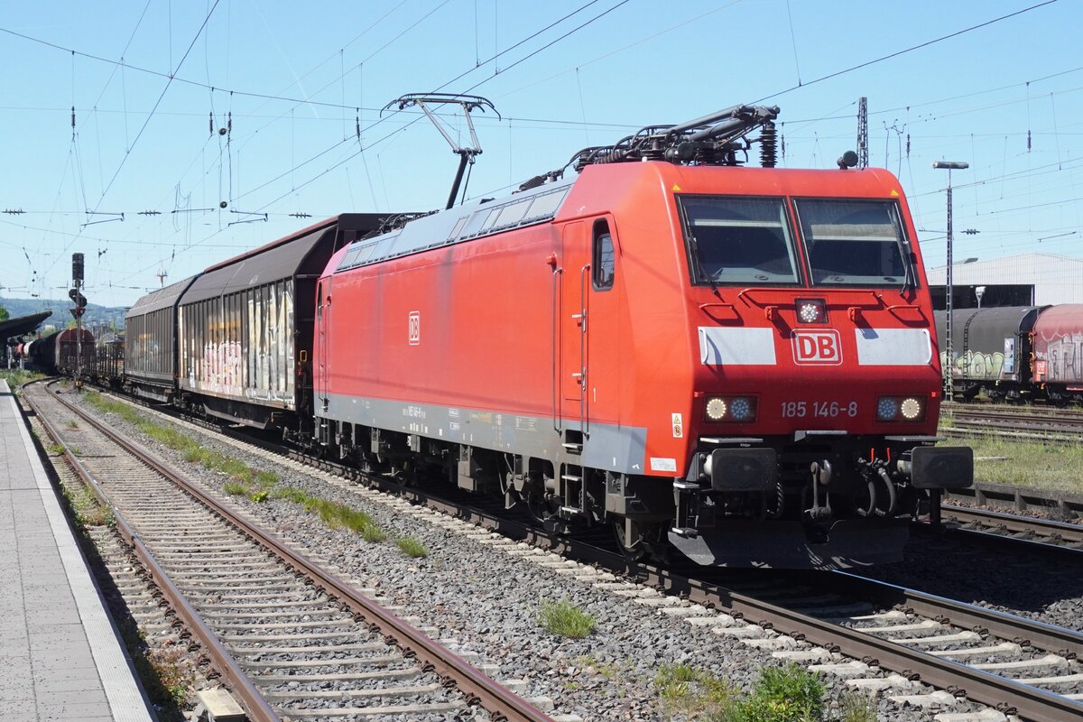 Am 30 April 2026 zieht DB Cargo 185 146 ein Mischguterzug durch Neuwied. Dieser Lok hat vier Stromabnehmer statt die �bliche zwei f�r den Verkehr durch die Schweiz, das dasselbe Stromsystem wie die DB hat, jedoch Loks mit schmalere Pantografen braucht wegen das etwas geringere Profil. 