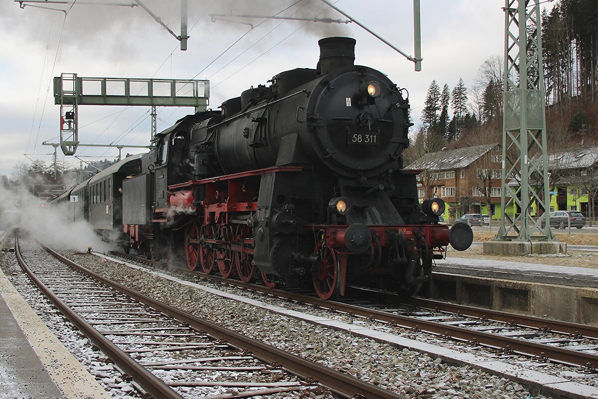 Am 30 Dezember 2025 verlasst 58 311 mit ein Dampfzug nach Seebrugg Titisee.
