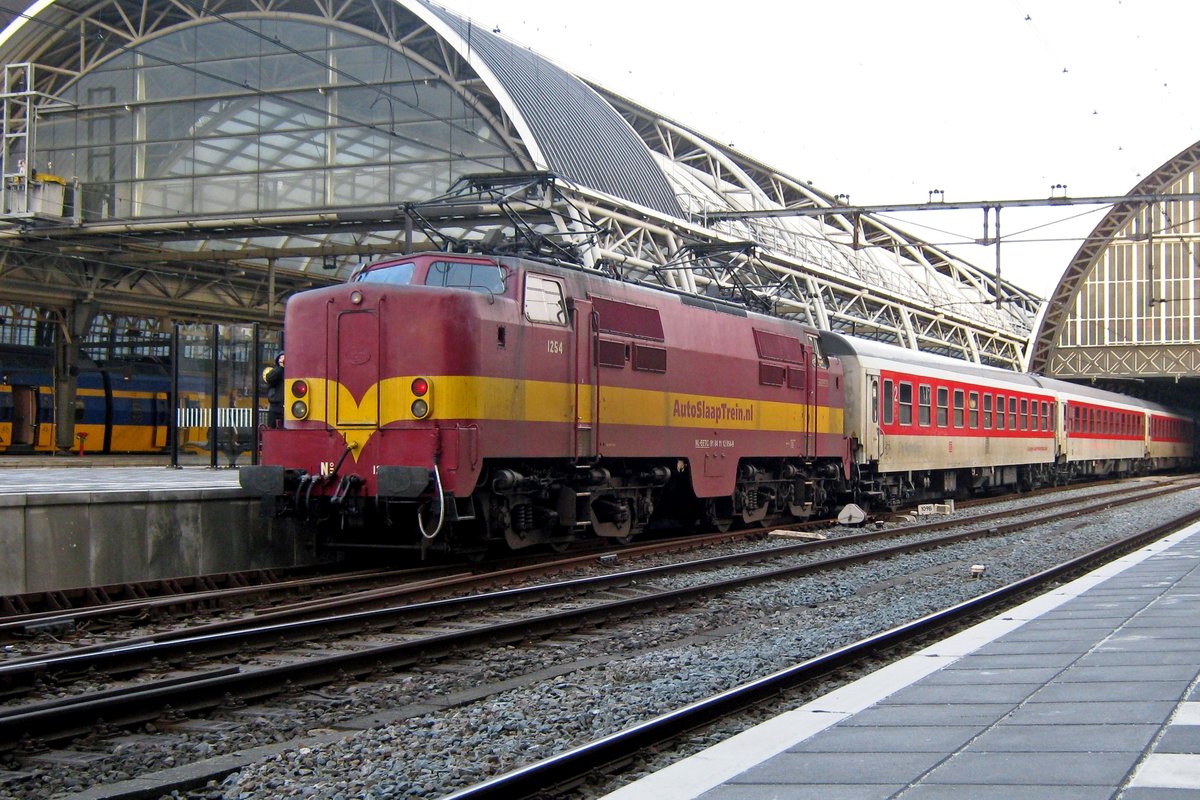 Am 30 März 2013 schleppt EETC 1254 der EN447 in Amsterdam Centraal ein. Dort wird dieser Nachtzug nach Wien von ein NS-1700 ubernommen für die Stufe Amsterdam-->Emmerich.