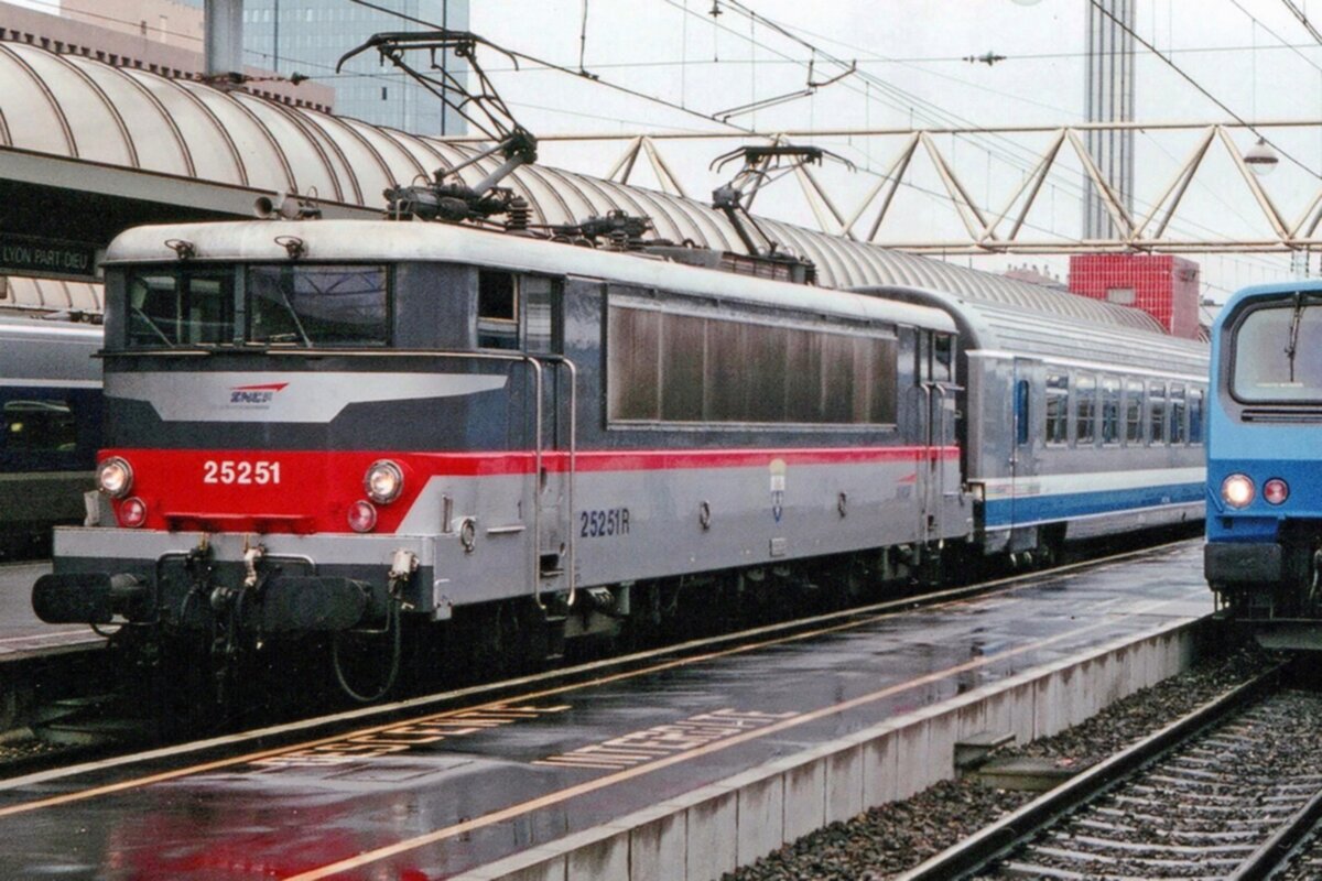 Am 30 Mai 2006 steht 25251 in Lyon part-Dieu.