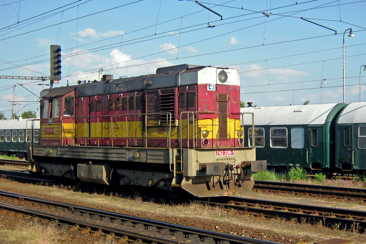 Am 30 Mai 2012 durchfahrt CD 742 336 Pardubice.