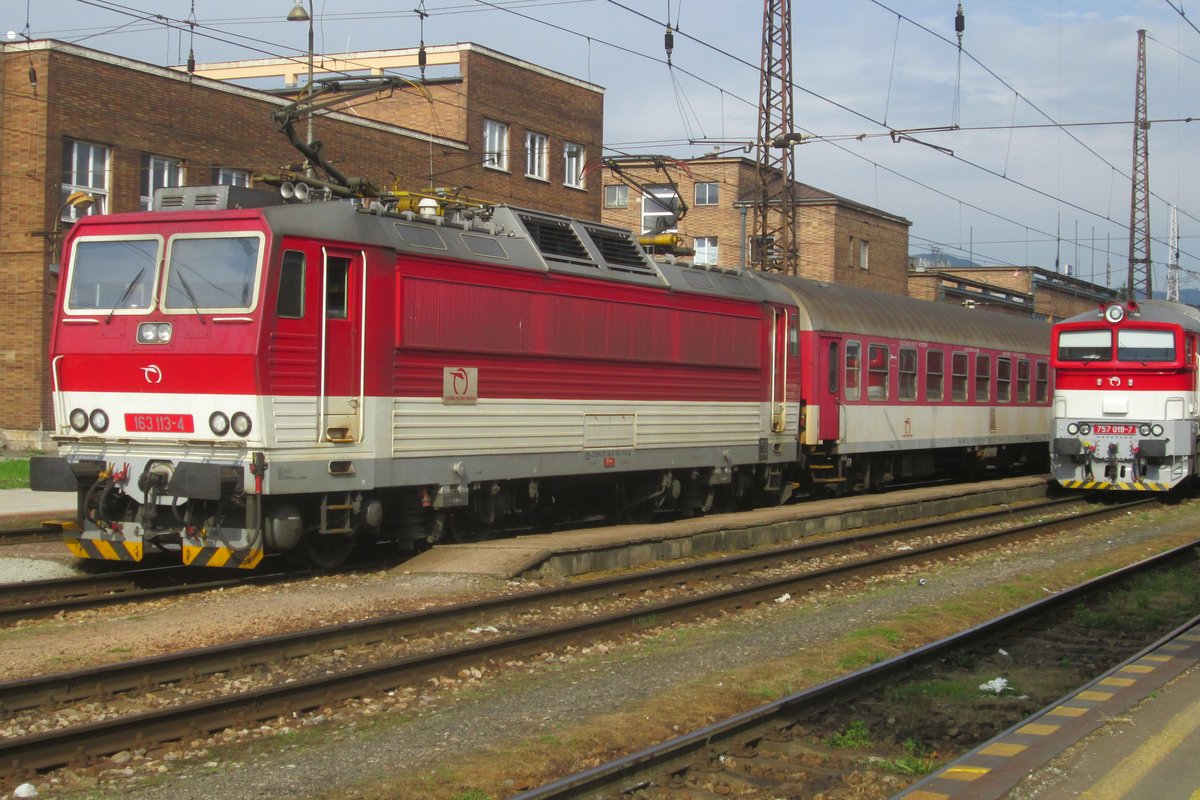 Am 30 Mai 2015 steht ZSSK 163 113 in Zilina abgestellt.