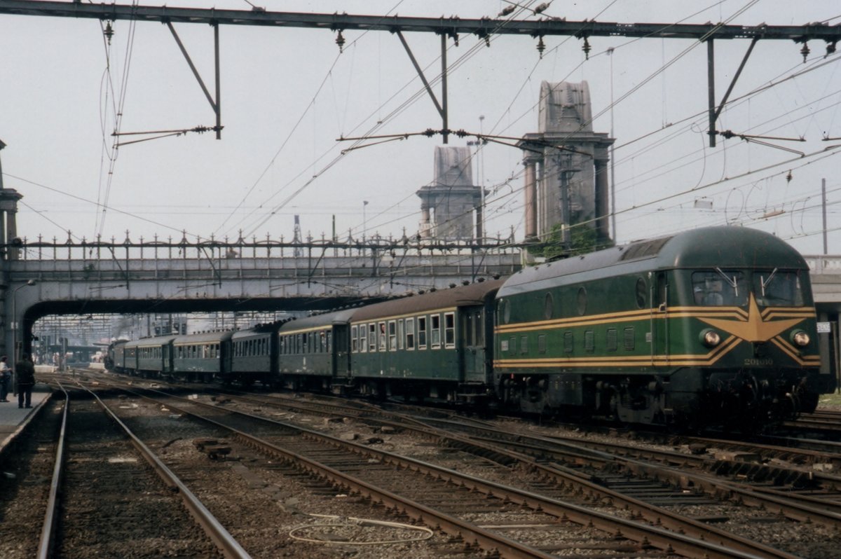 Am 31 Juli 1995 treft 201.010 (ex und später 5910) in Oostende ein mit ein Sonderzug. 