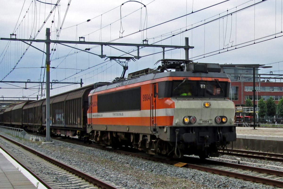 Am 4 Juli 2014 zieht LOCON 9904 ein Ganzzug durch 's-Hertogenbosch.