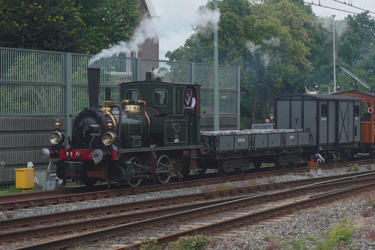 Am 4 Juli 2026 treft ex-NS, heute SHM 6513 mit ein Fotogutertram in Hoorn ein.
