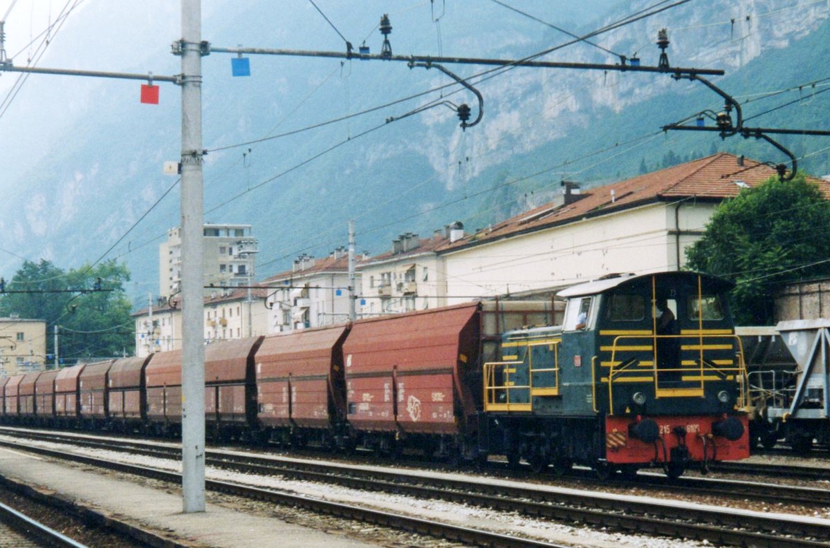Am 4 Juni 2003 rangiert D245 6106 mit Kohlewagen in Trento.