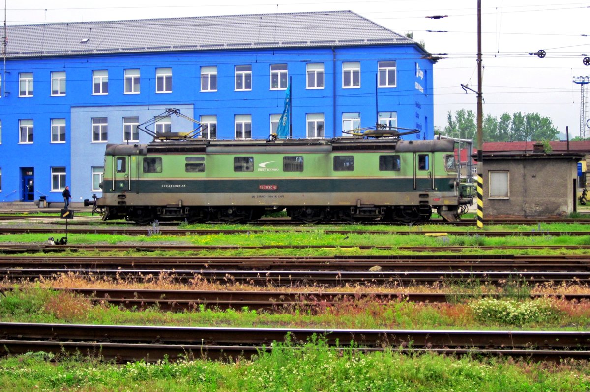 Am 4 Juni 2013 steht ZSSK 183 030 in Ostrava hl.n.