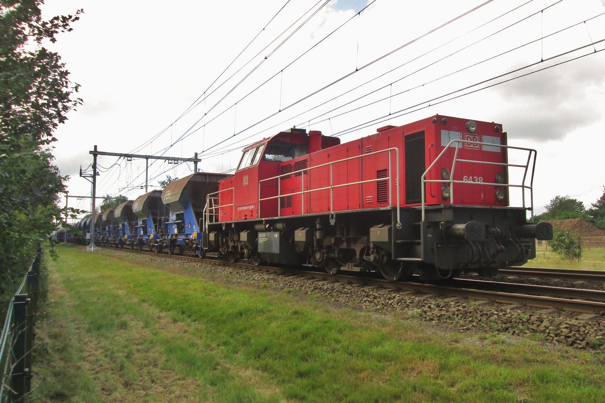 Am 4 November 2014 rangiert 6438 ein Gleisbauzug in Wijchen.