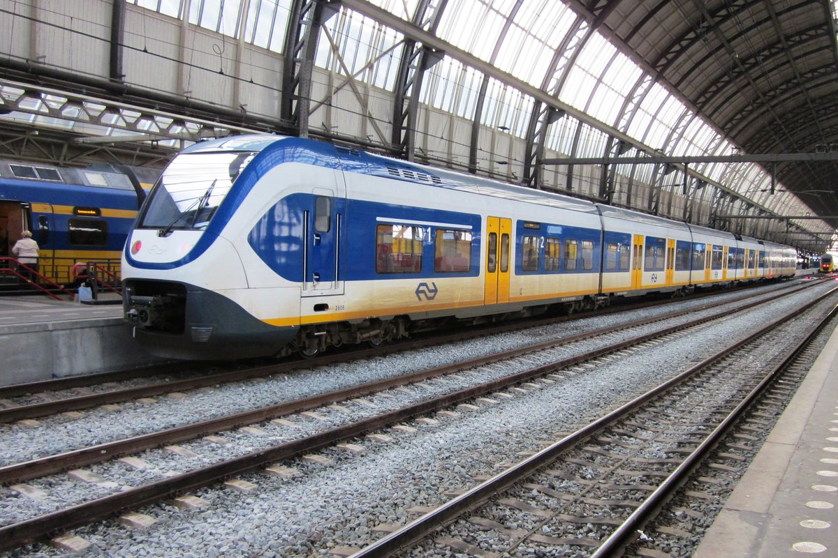 Am 4 November 2018 wartet SLT 2608 in Amsterdam Centraal auf das Abfahrtsignal.