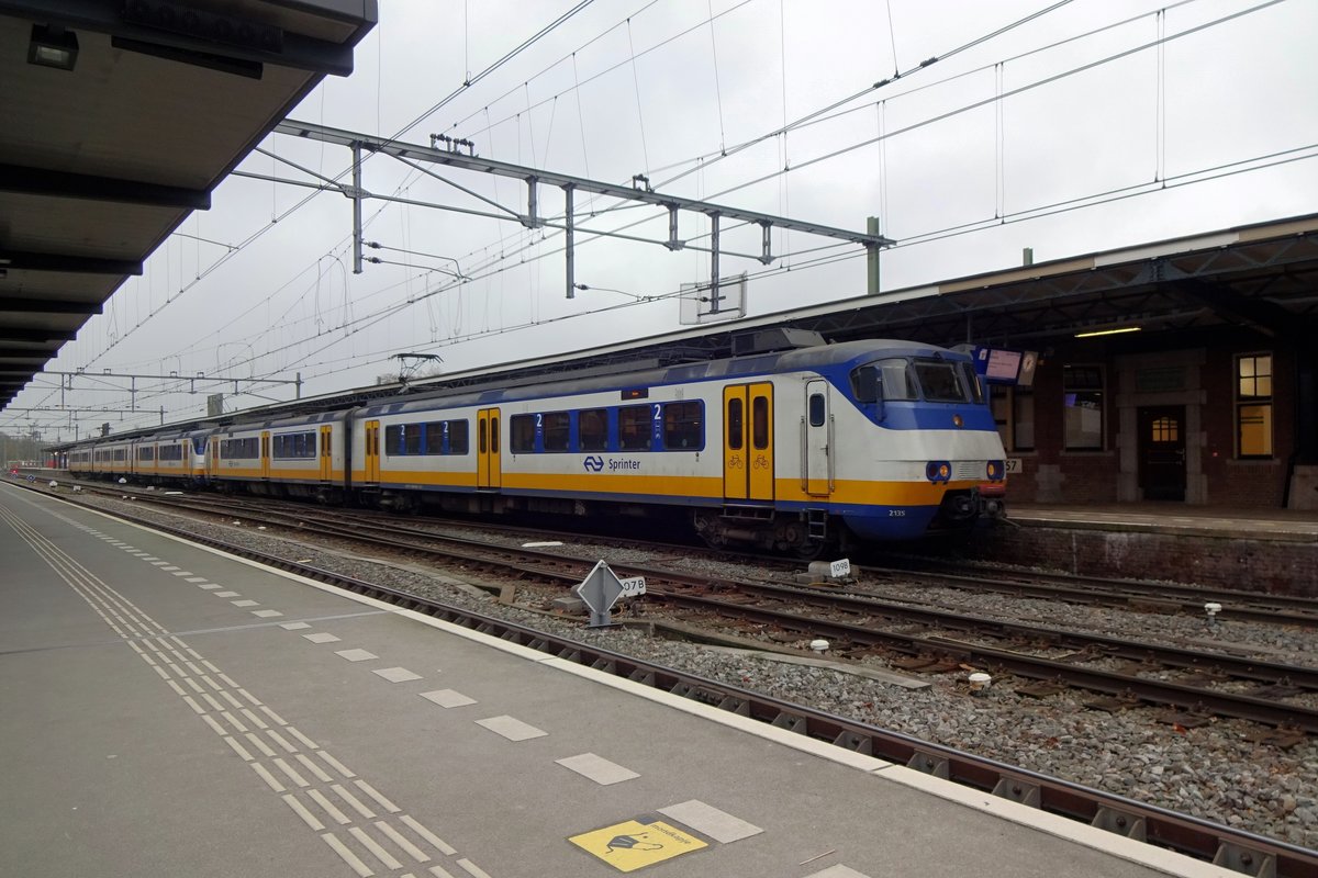 Am 5 August 2019 steht NS 2135 in Deventer.