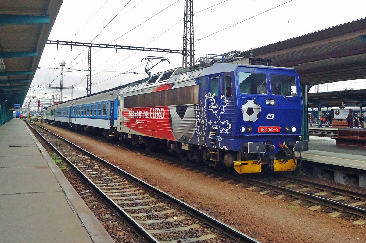 Am 5 Juni 2013 macht 163 043 in Pardubice hl.n. noch immer Werbung für das UEFA-2012 EM.