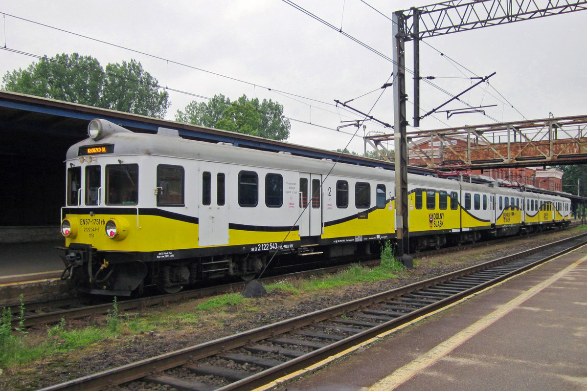 Am 5 Juni 2013 steht EN57-1751 in Klodzko.