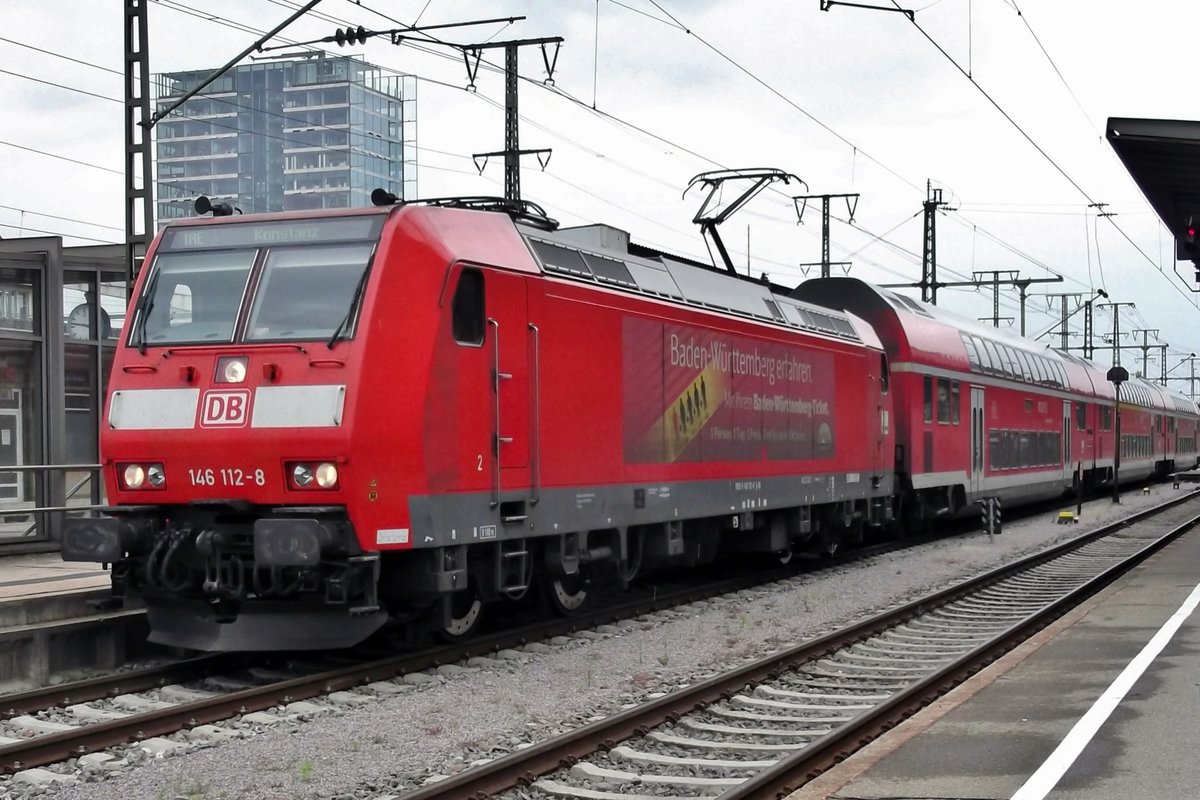 Am 5 Juni 2014 steht 146 112 in Singen (Hohentwiel) und tragt dabei die 2. Werbung für das Baden-Württemberg-Ticket. 