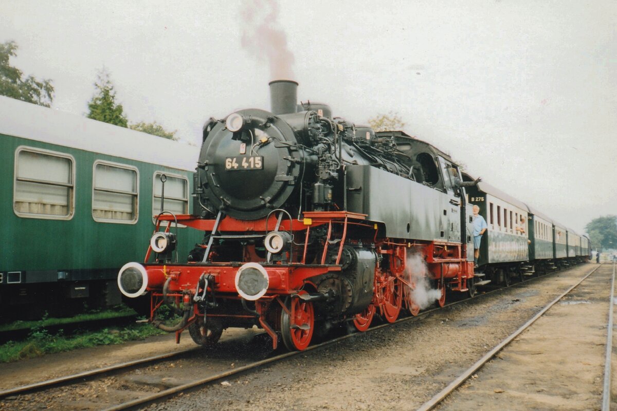 Am 5 September 2000 steht VSM 64 415 in Beekbergen whrend Terug-naar-Toen.