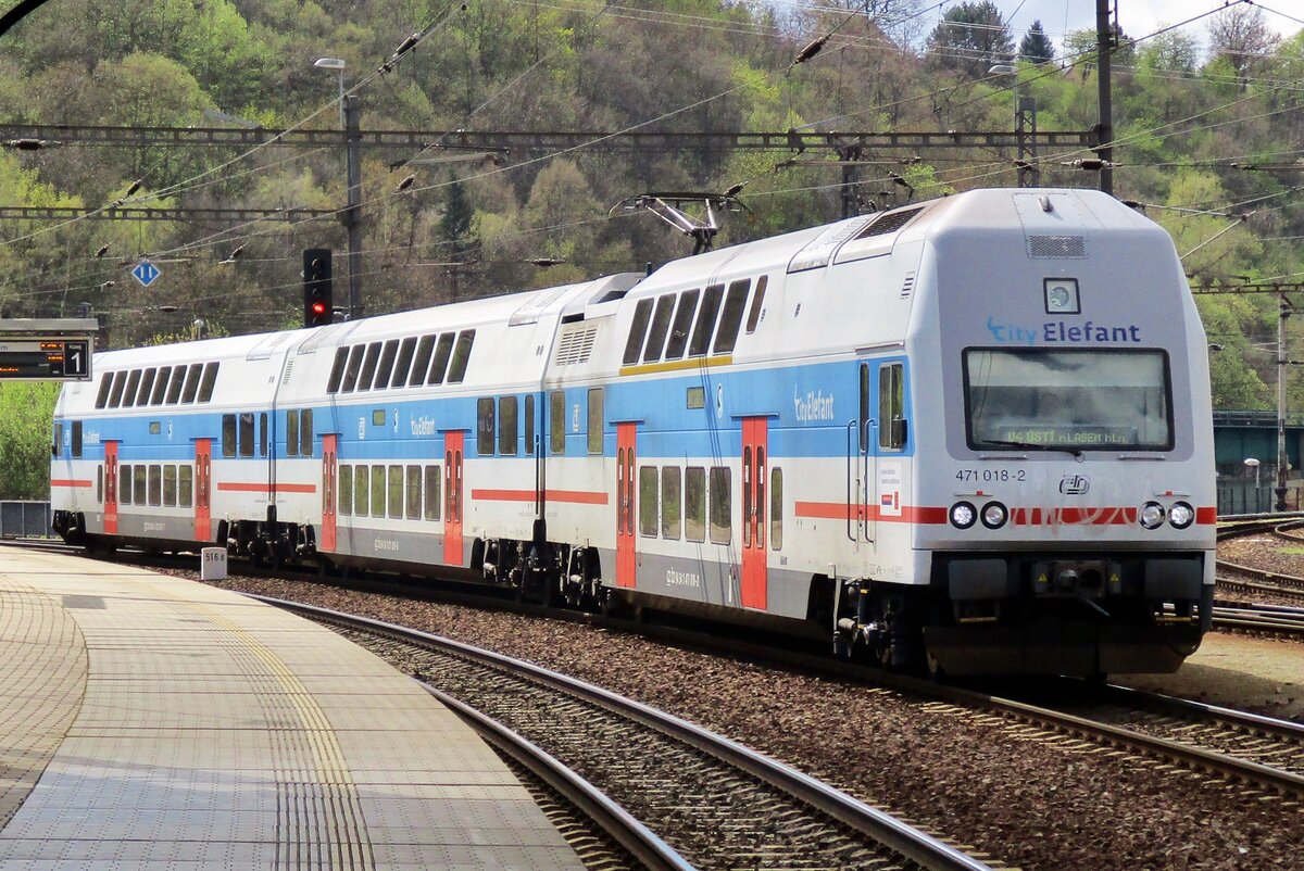 Am 6 April 2017 treft 471 018 in Usti nad Labem ein.
