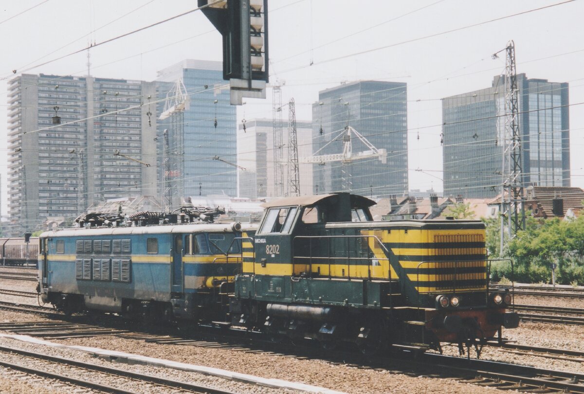 Am 6 Augustus 1997 steht NMBS 8202 mit ein HLE 16 in Brussel Noord. 