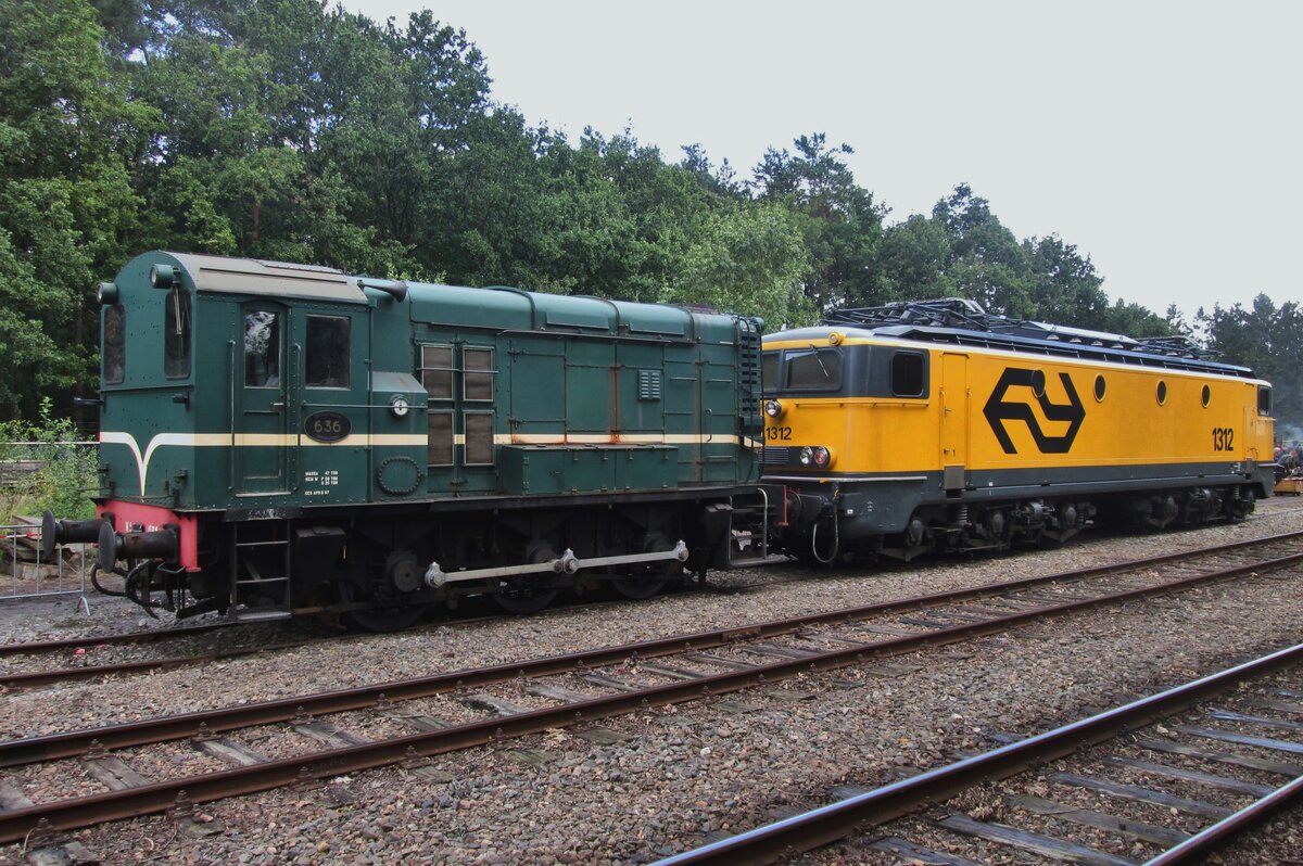 Am 6 September 2015 steht VSM 636 mit Gastlok 1312 aus das Eisenbahnmuseum Utrecht-Maliebaan in Loenen während Terug-naar-Toen.