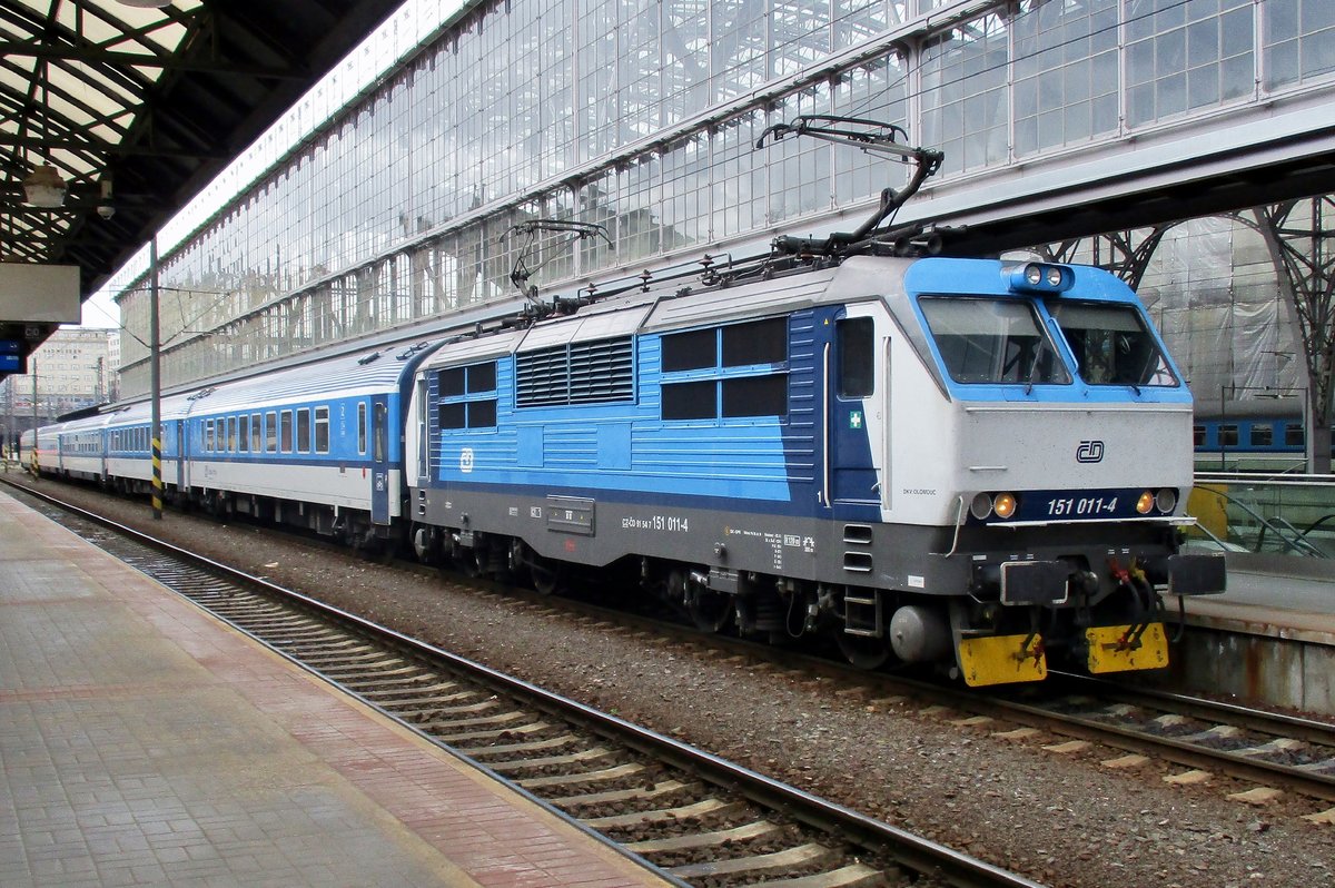 Am 7 April 2017 steht 151 011 mit ein Rychlik nach Chomutov in Praha hl.n. -bis Usti nad Labem wird dieser Regionalschnellzug von ein 151er gezogen; in Usti findet Lokwechsel auf einer 362er statt.