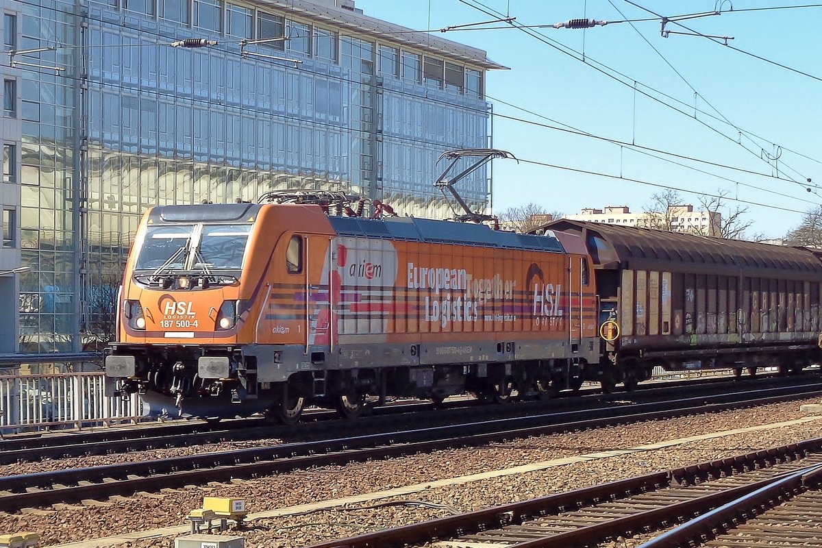 Am 7 April 2018 überrascht HSL 187 500 in Dresden Hbf beinahe der Fotograf.