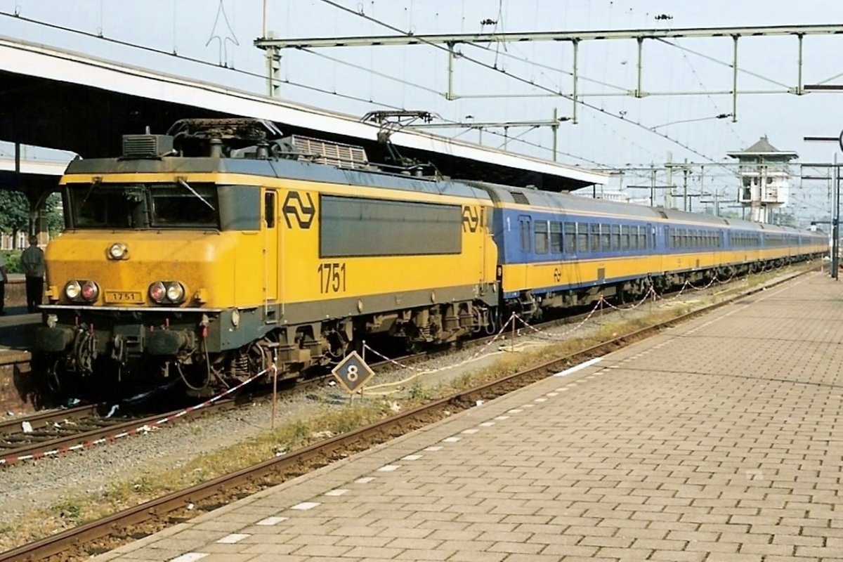 Am 7 Augustus 2001 steht NS 1751 in Maastricht.