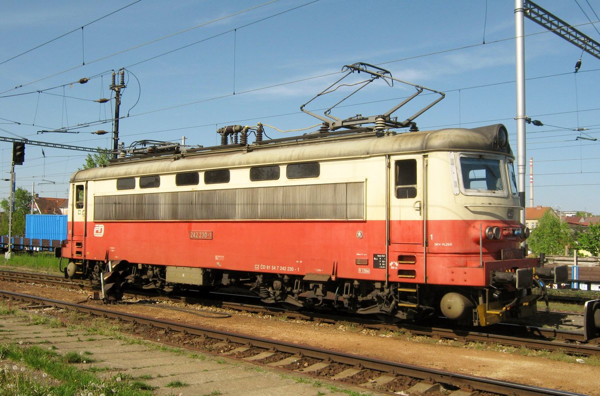 Am 7 Mai 2011 stelt CD 242 230 sich vor ein RE in Ceske Budejovice.