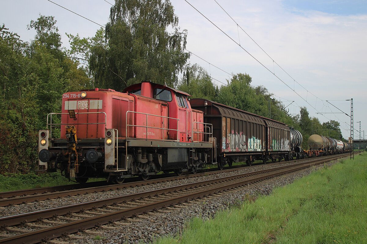 Am 8 Augustus 2025 zieht 294 715 ein Mischguterzug durch Kaarst-Broicherseite und wird vom offenbarer Stelle fotografiert.