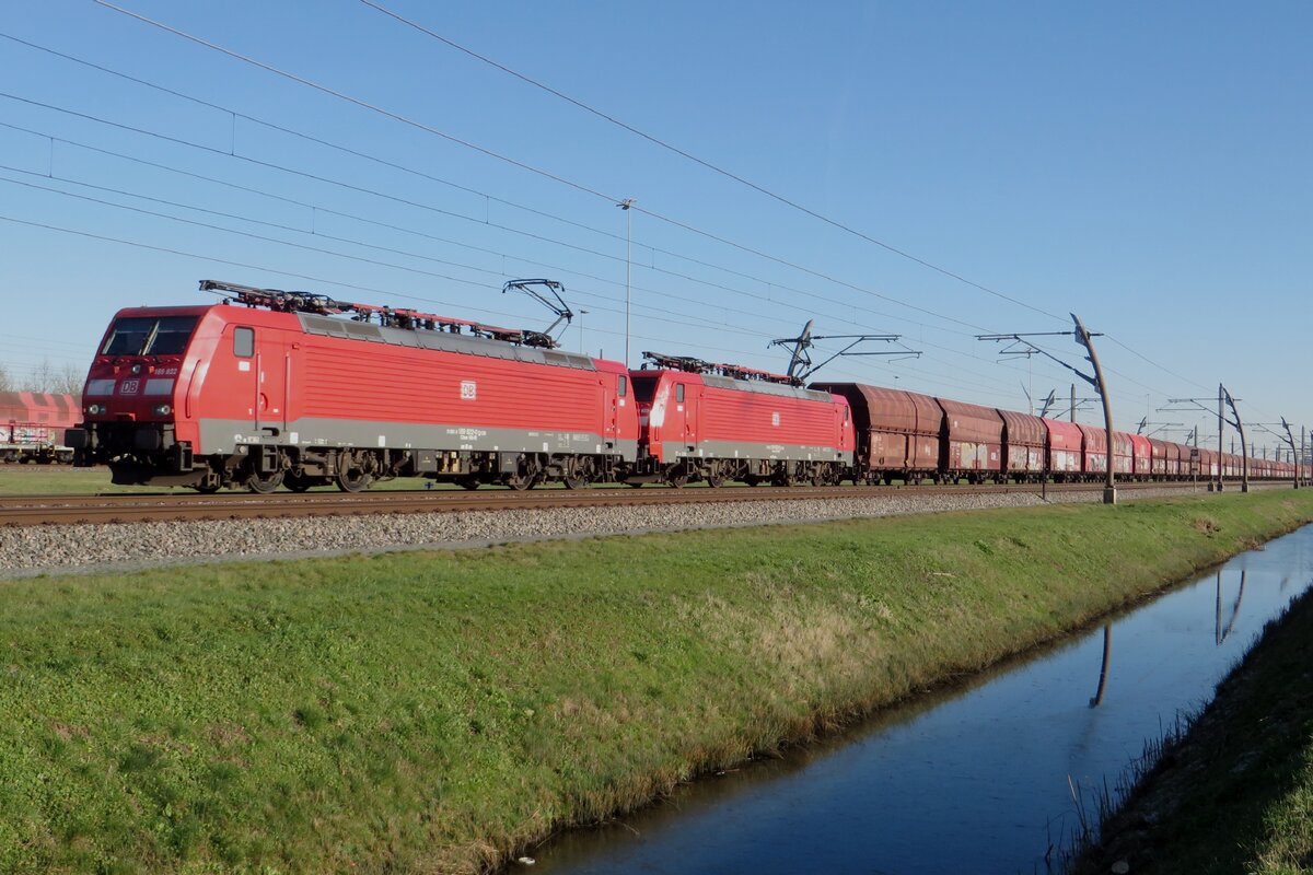 Am 8 Februari 2023 schleppt DBC 189 822 ein Kohlezug durch Valburg.