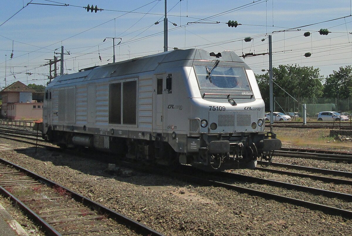 Am 8 Juni 2015 steht Akiem/CFL Cargo 75109 in Thionville.