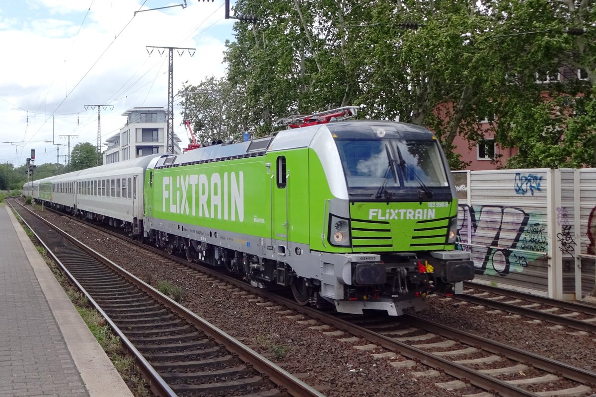 Am 8 Juni 2019 durchfahrt Flixtrain 193 990 Köln Süd. 