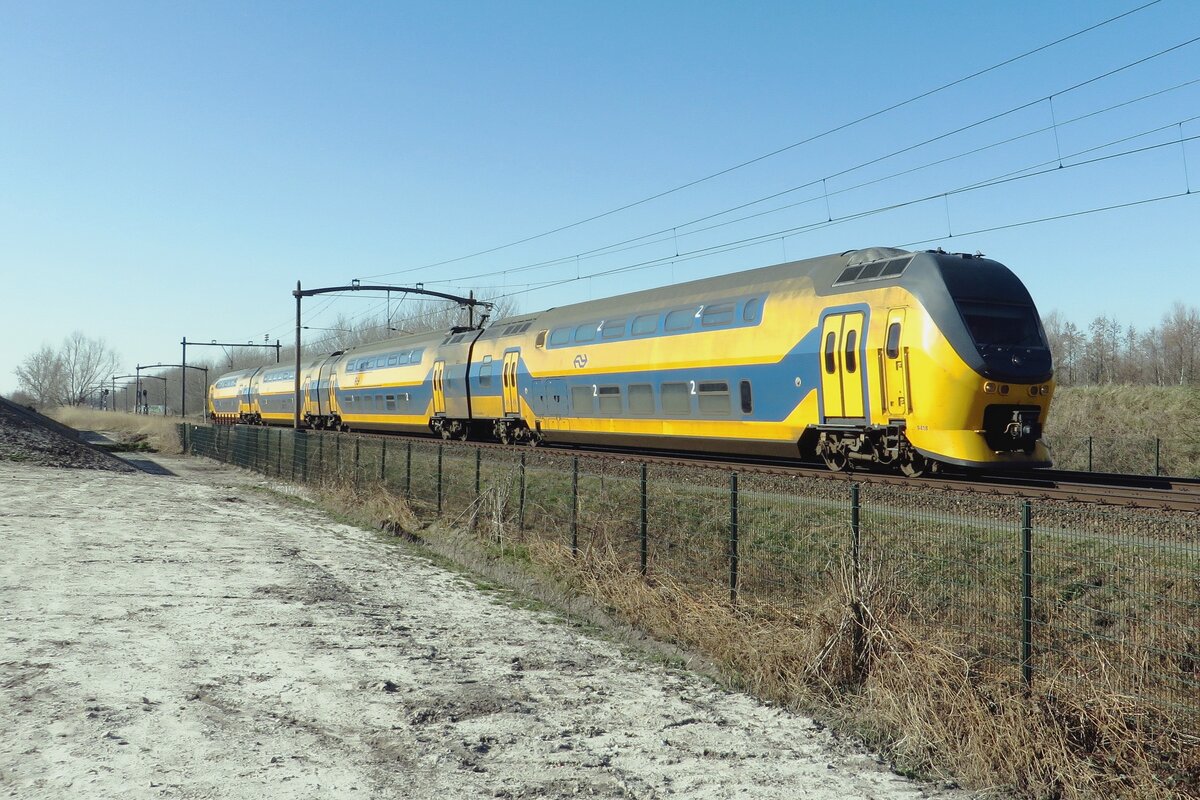 Am 8 März 2022 durcheilt NS 9418 Tilburg-Reeshof.