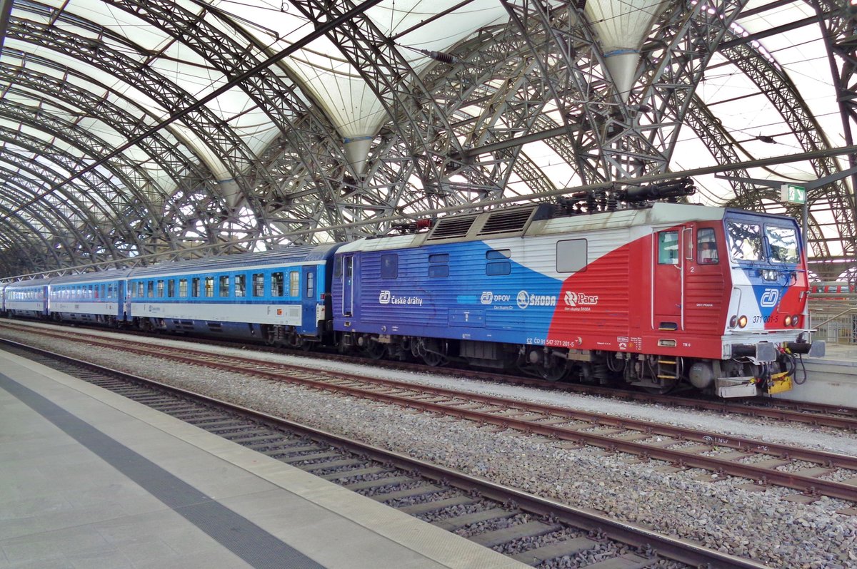 Am 9 April 2017 steht 371 201 in Dresden Hbf.