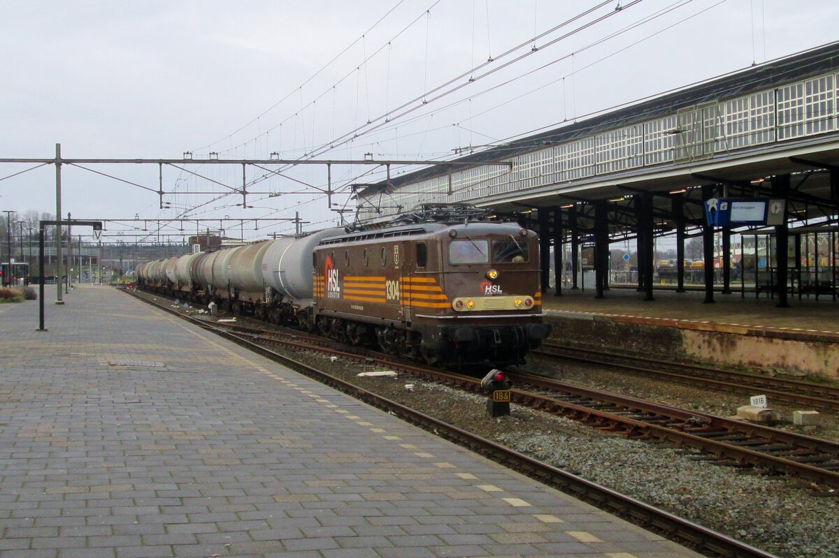 Am 9 Januar 2016 zieht HSL 1304 ein Kesselwagen z\ug durch Amersfoort nach Bad Bentheim. Leider ist die HSL 1304 -wegen der PLeite von HSL Benelux verkauft am FairTrains- wegen defekten nicht mehr betriebsfähig.