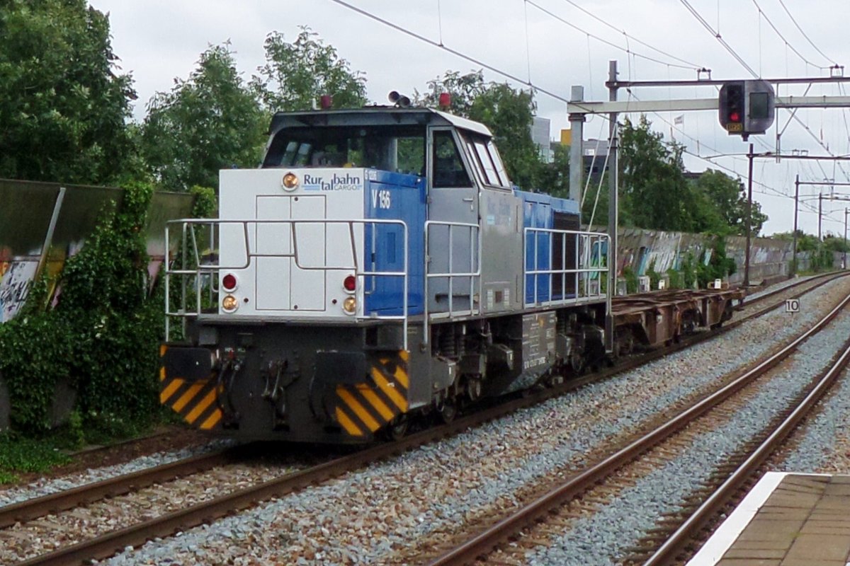 Am 9 Juli 2016 durchfahrt RTB V 156 Zwijndrecht.