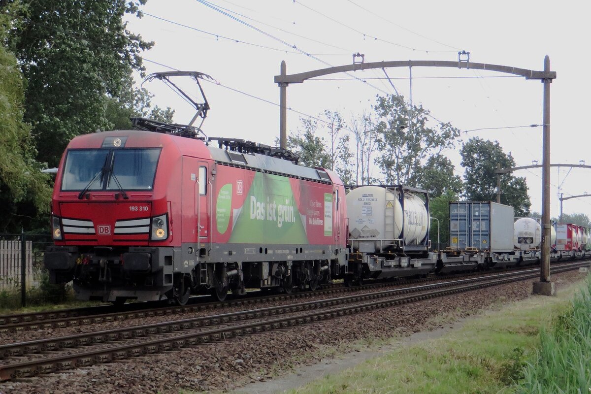 Am 9 Juli 2021 durchfahrt DB 193 310 samt KLV Hulten.