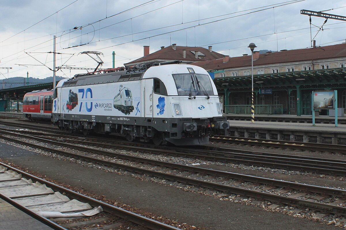 Am Abend von 24 Mai 2017 durchfahrt PKPCI (ex-AWT) 183 719 solo Decin hl.n.