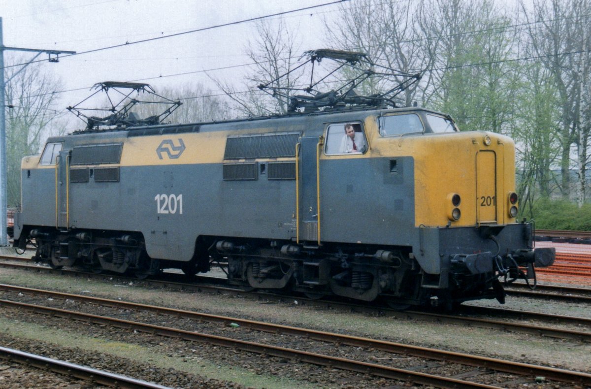 Am Abschiedstag 28 April 1998 der Reihe 1200 steht 1201 in Geldermalsen. 