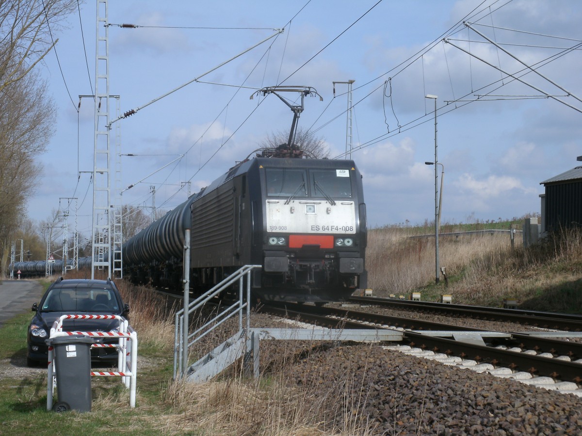 Am Abzw Rostock Riekdahl kam die ES64F-008 mit einem Kesselzug aus Rostock Überseehafen,am 23.März 2014,mir vor die Linse.