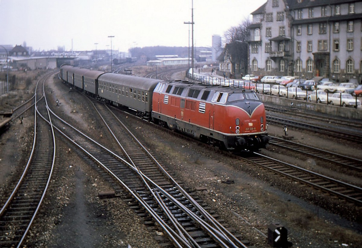Am Bahnhof von Singen (Hohentwil): Einfahrt der Diesellok 221 126. 28.Februar 1969. 