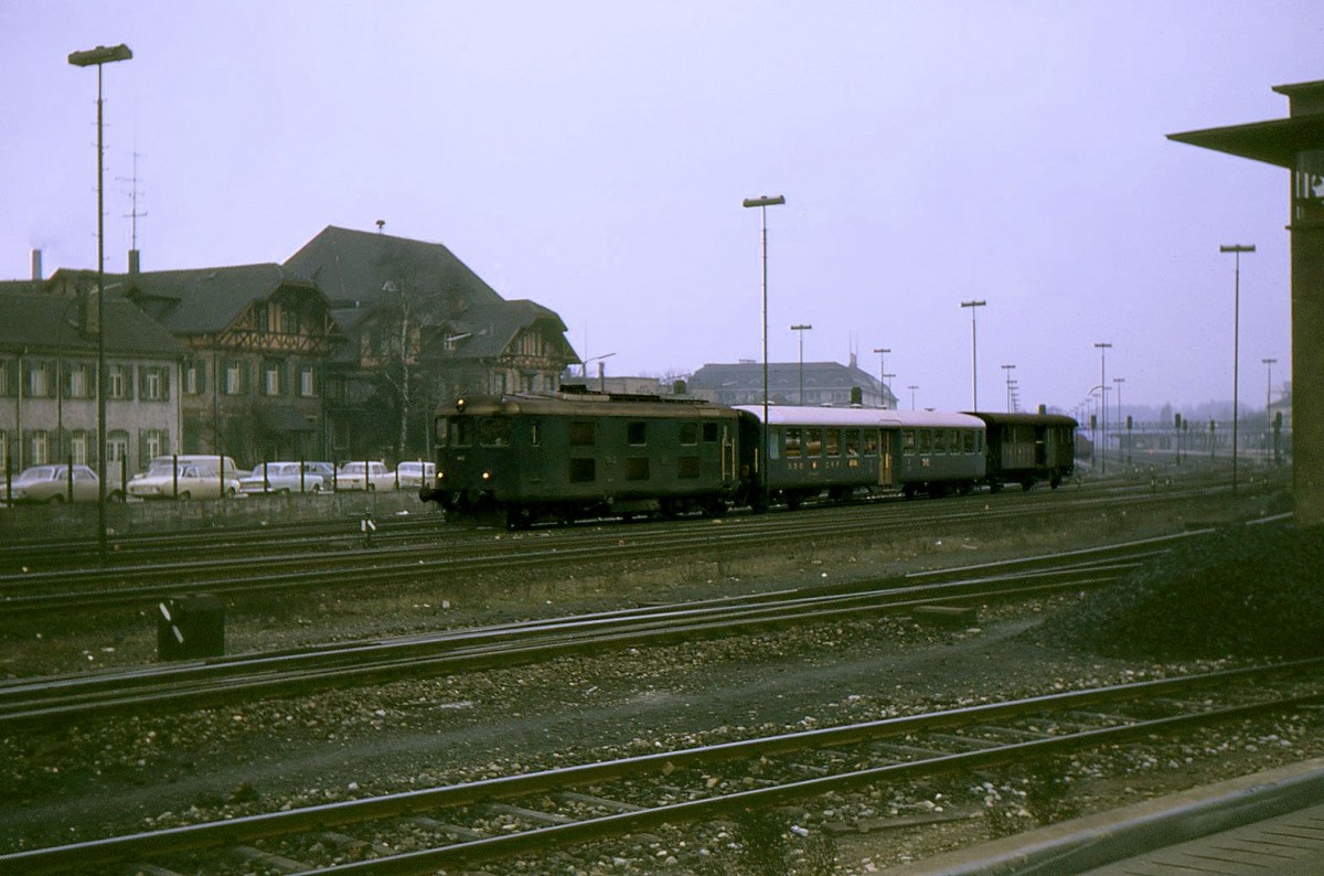 Am Bahnhof von Singen (Hohentwil): SBB-Zug der damaligen Strecke nach Etzwilen mit Lok Bm4/4 18452, Leichtstahlwagen 50 85 20-39 121 und einem zweiachsigen Gepckwagen. 28.Februar 1969. 