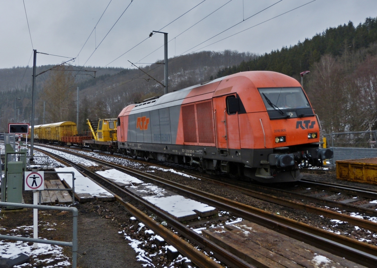 Am Bahnübergang in Drauffelt ist die Diesellok 2016 905 als Zuglok vor dem Gleisumbauzug  vorgespannt, während dieser Zeit ist die andere Lok mit altem Schotter beladenen Silowagen zur Entleerstelle nahe Clervaux gefahren. 07.04.2021