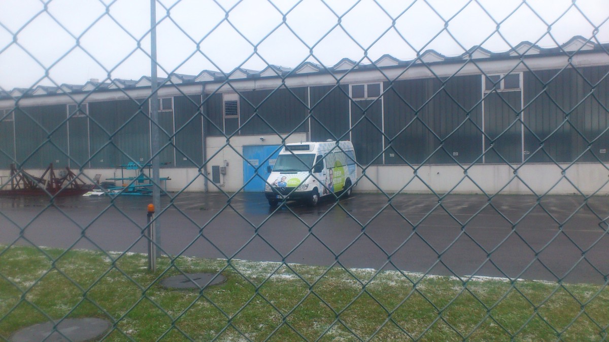 ....am Betriebshof der Verkehrsbetriebe steht der Sprinter mit der eigen Werbung 