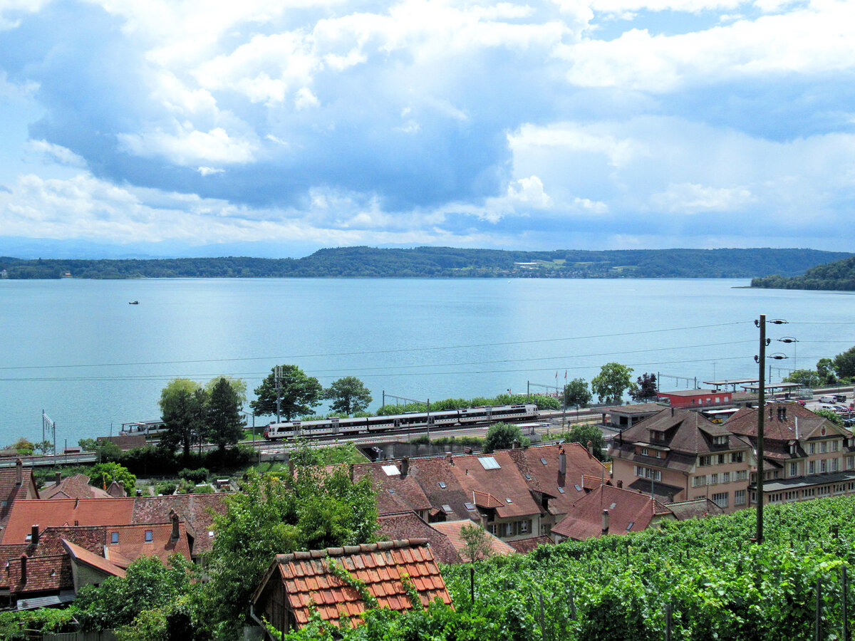 Am Bielersee: Ein Lokalzug nach Neuchâtel, ungewöhnlicherweise mit einer TPF-Komposition (Triebwagen 560 243). 2.August 2025  