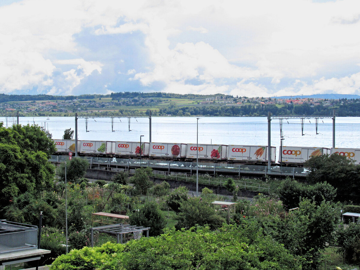 Am Bielersee: Neben Intercity- und Regionalzügen fahren hier auch zahlreiche Güterzüge. Stimmungsbild eines Ganzzuges von Coop in Twann. 2.August 2025 